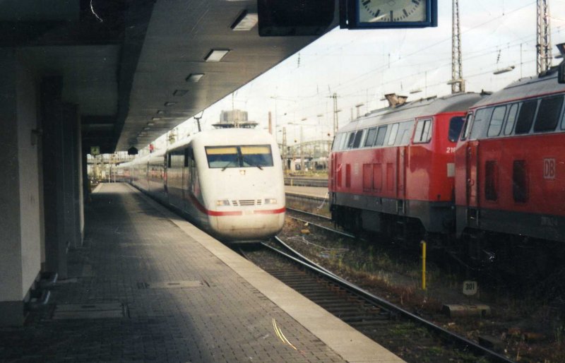 ICE bei Einfahrt in M�nchen Hbf am 27.2.2005 Zug fuhr