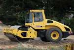 BOMAG Walzenzug mit Glattbandage, Typ BW 213 DH der Baufirma STRABAG, 02.09.10 Baustelle am Bhf. Flughafen Berlin-Sch�nefeld. 