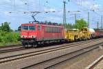 155 038-3 zog am 17.05.2012 einen Mischer durch den Hbf Hamm aus M�nster. In den G�terzug war ein Gleisstopfexpress und eine Schotterprofiliermaschiene eingereiht.