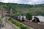 183 705-3 mit leeren Autotransportwagen am 15.06.2013 in Oberwesel.
