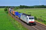Mit bunten Seekisten rollt die 186 138 der ITL am 17.06.2013 durch Ramelsloh in Richtung S�den.
