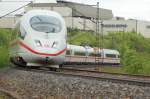 Ein ICE 3 kommt bei Amstetten um die Kurve, am 12. Mai 2009.