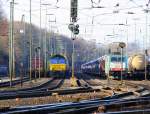 Die Class 66 PB15 von Railtraxx BVBA steht in  Aachen-West mit einem P&O Ferrymasters Containerzug und wartet auf die Abfahrt nach  Muizen(B) bei sch�nem Sonnenschein am 27.1.2012.