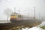 Fast von den Wolken verschluckt wird 103 245 mit ihrem IC 118 als sie gerade  Westerstetten durchfahren hat auf ihrem Weg nach Stuttgart. (27,01,2012)