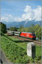 '29 km nach Lausanne, 25 km nach St-Maurice' verk�ndet der Strassenkilometersten nahe der Strecke Brig - Lausanne. Also hat es die im Hintergrund vorbeifahrende Re 460 044-9 mit ihrem IR nicht mehr sehr weit.
4. April 2010