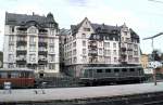 141 095-0 rangiert in Mainz; am Bahnsteig steht ein 515 Akkutriebwagen, am 23.04.1983.