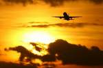 Ein A319 der Hamburg International beim Steigflug in den Sonnenuntergang aufgenommen in D�sseldorf am 02.02.2008.