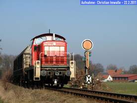 294 770-3 hat mit ihrem Gterzug aus Lbbecke (Westf) soeben den Bahnhof Holzhausen-Heddinghausen verlassen.