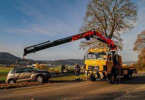 Unfall Ebringerstrasse Schaffhausen, Bergung mit Saurer D330B