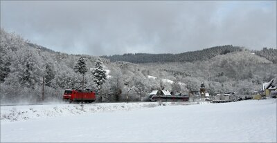 Zugbegegnung am 27.01.2021 vor winterlicher Kulisse in Benolpe.