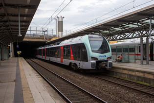 Nun verlassen die beiden gekuppelten fnfteilige Stadler FLIRT der VIAS Rail GmbH am 16 Mai 2024, als RE 19 „Rhein-IJssel-Express“ (Dsseldorf Hbf – Dsseldorf