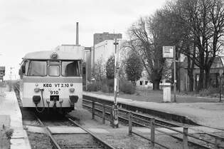 Am 27.10.2003 wartet der KEG VT 2.10 in Querfurt die Abfahrt nach Rblingen am See.
