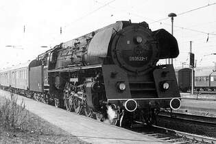 An einem Mrz Tag im Jahr 1978 stand die DR 01 0522-1 mit dem D 504 von Saalfeld (S) nach Berlin-Lichtenberg am Bahnsteig 1 in Naumburg (S) Hbf.