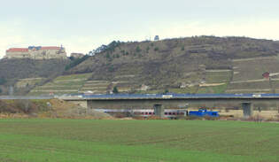 Am 28.12.2021 berfhrte die PRESS 204 005-3 vier Reisezugwagen aus Karsdorf ber die Unstrutbahn Richtung Richtung Naumburg (S) und ist hier bei der Ausfahrt in Freyburg (U) zusehen.