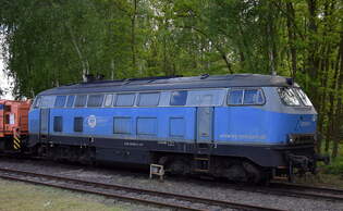 Eisenbahngesellschaft Potsdam mbH, Potsdam (EGP) mit ihrer  225 002-5 (NVR:  92 80 1225 002-5 D-EGP ) am 08.05.25 Hhe Bahnhof Brandenburg Hbf.
