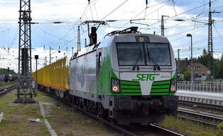 SETG - Salzburger Eisenbahn TransportLogistik GmbH, Salzburg [A] mit der geleasten ELL Vectron  193 219  [NVR-Nummer: 91 80 6193 219-3 D-ELOC] und einem Ganzzug Transwaggon Drehgestell-Rungenwagen