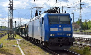 PRESS - Eisenbahn-Bau- and Betriebsgesellschaft Pressnitztalbahn mbH, Jhstadt [D] mit ihrer  185 062-4  [NVR-Nummer: 91 85 4482 032-0 CH-PRESS] und einem nur halb ausgelastetem PKW-Transportzug
