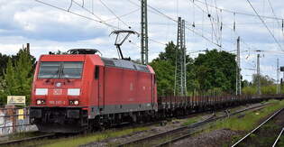 DB Cargo AG, Mainz [D] mit ihrer  185 267-2  [NVR-Nummer: 91 80 6185 267-2 D-DB] und einem gemischten Gterzug am 08.05.25 Hhe Bahnhof Magdeburg Neustadt.