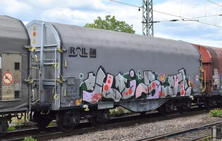 Drehgestellflachwagen Shimmns 708 mit vier Radstzen, verschiebbarem Planenverdeck und Lademulden fr Coil-/Spaltbandtransporte vom Einsteller ATIR Rail mit niederlndischer