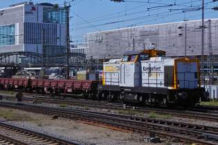Diesellok SGL V180.05 (203 161-5) fhrt mit Flachwagen in den HBF von Mnchen ein.
