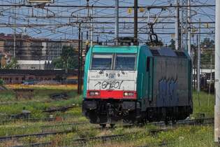 E-Lok 483 009, hat ihren Zug  in der Abstellung des Bahnhofs von Verona abgehngt und durchfhrt die Abstellung zum Gleiswechsel.