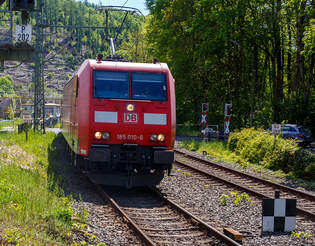 Die 185 010-6 (91 80 6185 010-6 D-DB) der DB Cargo AG fhrt am 09 Mai 2025 mit einem gemischten Gterzug durch der Bahnhof Kirchen/Sieg in Richtung Siegen.