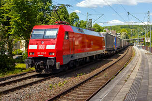 Die 152 127-7 (91 80 6152 127-7 D-DB) der DB Cargo AG fhrt am 09 Mai 2025 mit einem KLV-Zug durch Kirchen/Sieg in Richtung Kln.