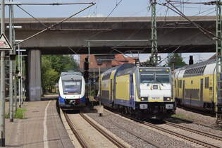 Auf der Linken Seite sieht Mann den BR 648 488 und von Start als RB38 nach Hannover HBF und auf der rechten Seite sieht Mann BR 146 521 von Metronom auf der Linie RB31 nach Lneburg beide