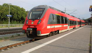 442 348 stand am Morgen des 01.06.2025 als S1 von Warnemnde nach Rostock Hbf im Bahnhof Warnemnde.