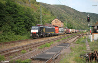 ES64 F4 110 alais 189 110 durchfhrt Kaub mit einem Wechselpritschenzug WETRON.