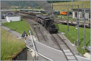 Mit einem Dampfzug der  Emmentalbahn  verlsst die E 3/3 853 (UIC 90 85 0008 573-3) den Bahnhof von Sumiswald-Grnen mit dem Ziel Wasen im Emmental.
