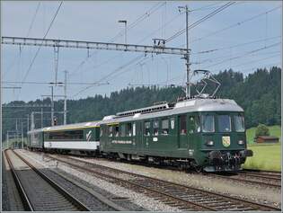 berraschung: Vom Bodensee kommend (Rorschach) erreicht der VH-MThB ABDe 4/4 N 12 mit dem  Bodan -Salon-Wagen und dem VH-MThB BDt Sumiswald-Grnen.