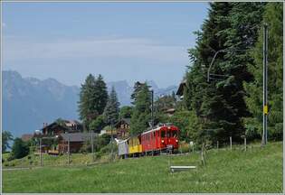 Ein kleiner Zug auf grosser Fahrt: Der RhB Bernina Bahn ABe 4/4 I N 35 der Blonay Chamby Bahn ist mit dem Bernina Bahn As2 und dem MOB B4 N 61 (beide auch Blonay-Chamby) als  Valrose