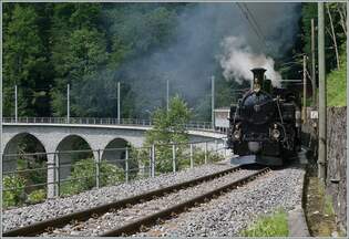 Das  Festival Suisse de la vapeur  (Schweizer Dampffestival 2025) Die Brcke ber die Baye de Clarens ist saniert und die HG 3/4 N der Blonay Chamby Bahn auf dem Weg mit ihrem Dampfzug