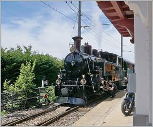 Die mit ihrem Dampfzug in Chamby angekommen HG 3/4 N 3 der Blonay Chamby Bahn wird fr die Weiterfahrt inspiziert und gelt.