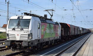 DB Cargo AG, Mainz [D] mit ihrer Vectron  193 361  [NVR-Nummer: 91 80 6193 361-3 D-DB] und einem gemischten Gterzug am 17.06.25 Hhe Bahnhof Senftenberg.