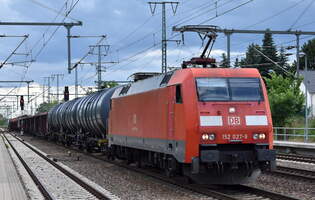 DB Cargo AG, Mainz mit ihrer  152 027-9  [NVR-Nummer: 91 80 6152 027-9 D-DB] und einem gemischten Gterzug Hhe Bahnhof Golm (Potsdam) am 25.06.25