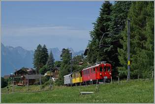 Ein kleiner Zug auf grosser Fahrt: Der RhB Bernina Bahn ABe 4/4 I N 35 der Blonay Chamby Bahn ist mit dem Bernina Bahn As2 und dem MOB B4 N 61 (beide auch Blonay-Chamby) als  Valrose