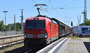 DB Cargo AG, Mainz [D] mit ihrer Vectron  193 374  [NVR-Nummer: 91 80 6193 374-6 D-DB] und einem Ganzzug Schiebewandwagen am 30.06.25 Durchfahrt Bahnhof Knigs Wusterhausen.