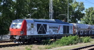 Rhomberg Sersa Gleisbau GmbH, Berlin [D] mit der von der BBW - Bahnbau Wels GmbH, Wels [A] angemieteten Vectron Dual Lok „248 997“  [NVR-Nummer: 90 80 2248 997-9 D-BBW] und einem