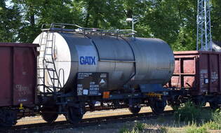 Zweiachsiger Kesselwagen vom Einsteller GATX Rail Germany GmbH mit der Nr.