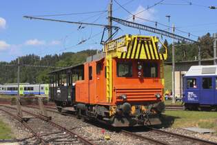 Ex-BLS TRaktor 225 056 zieht ein Reisewagen aus Smiswald-Grnen nach Wasen in Emmental am 18 Mai 2025 whrend das Spektakel  150 Jahre Emmentalbahn .