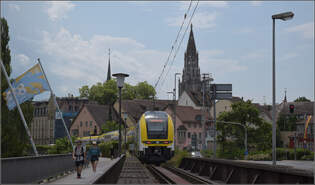 1462 003 muss einen havarierten Schwarzwaldbahnzug aushelfen.