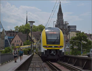 1462 003 muss einen havarierten Schwarzwaldbahnzug aushelfen.