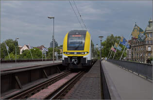 1462 003 muss einen havarierten Schwarzwaldbahnzug aushelfen.
