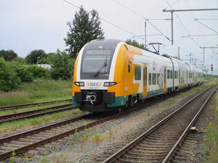 ODEG 462 122,als RE Rostock-Sassnitz,am 05.Juli 2025,bei der Einfahrt in Bergen/Rgen.