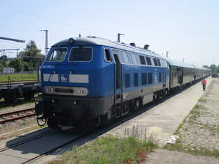 Whrend die 01 0509 in Putbus blieb brachte die PRESS 218 055 den Leerpark von Putbus nach Bergen/Rgen,am 14.Juni 2025,zur Reinigung.