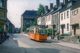 Am Moritzberg in Naumburg (Saale) war am 04.06.1984 der Wagen 44 der Naumburger Straenbahn als Linie 2 zum Hauptbahnhof unterwegs.