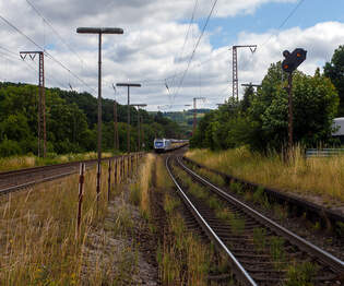 Die an die RTB Cargo (RATH Gruppe/Rurtalbahn) vermietete Railpool 186 297-8 (91 80 6186 297-8 D-Rpool), fhrt am 11 Juli 2025 mit einer weiteren kalten 185 oder 186er und mit einem langen