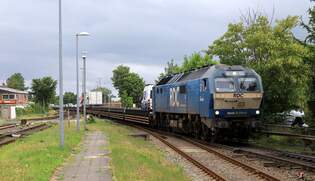 RAG/RDC 251 003-0 Einfahrt Niebll mit einem AZS von Westerland kommend.